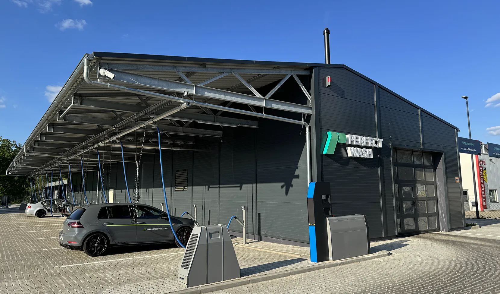 Logoentwicklung und Gestaltung der Außenwerbung für Perfect Wash Waschpark