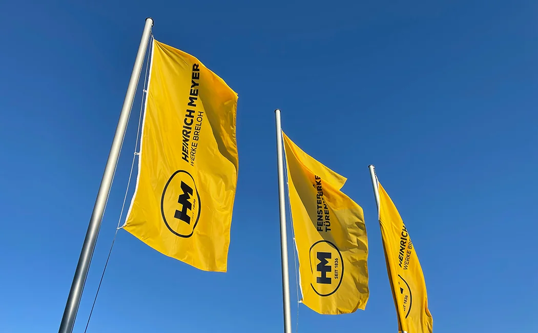Gestaltung und Produktion von Fahnen mit Logo