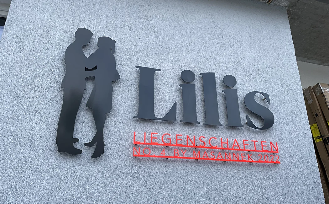 Hauswandschild aus Edelstahl mit Pulverbeschichtung