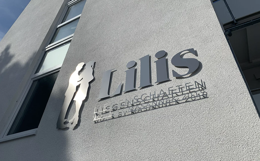 Hauswandschild aus Edelstahl