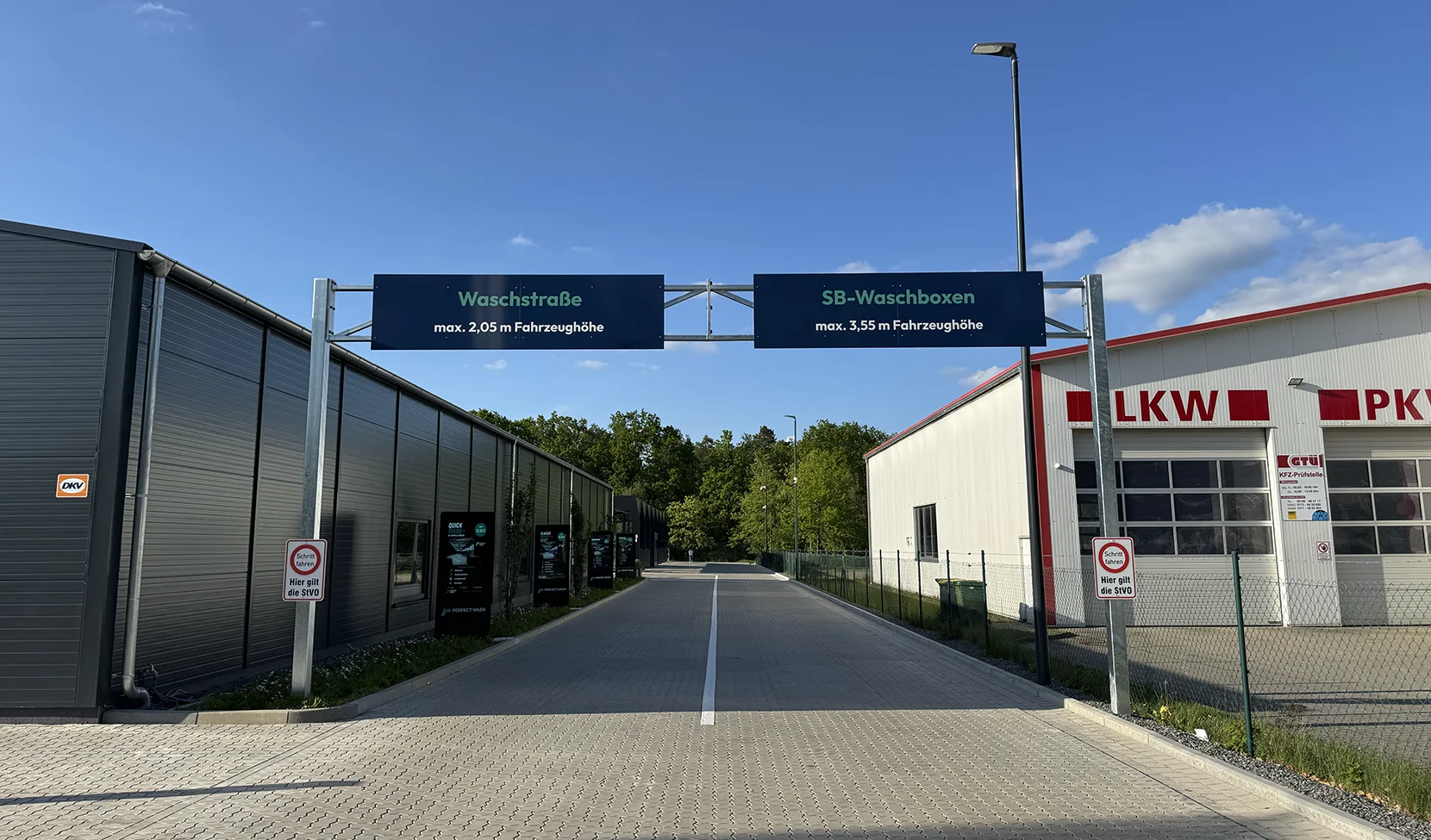 Einfahrt mit Beschilderung und Monitoren